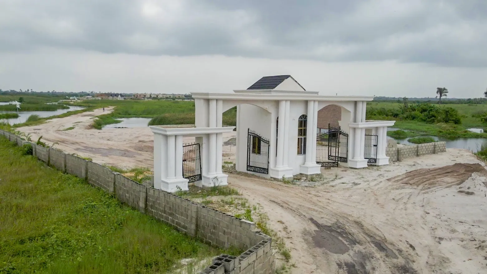 Penthouse Garden Estate, Lakowe – 300 sqm Full Plot.