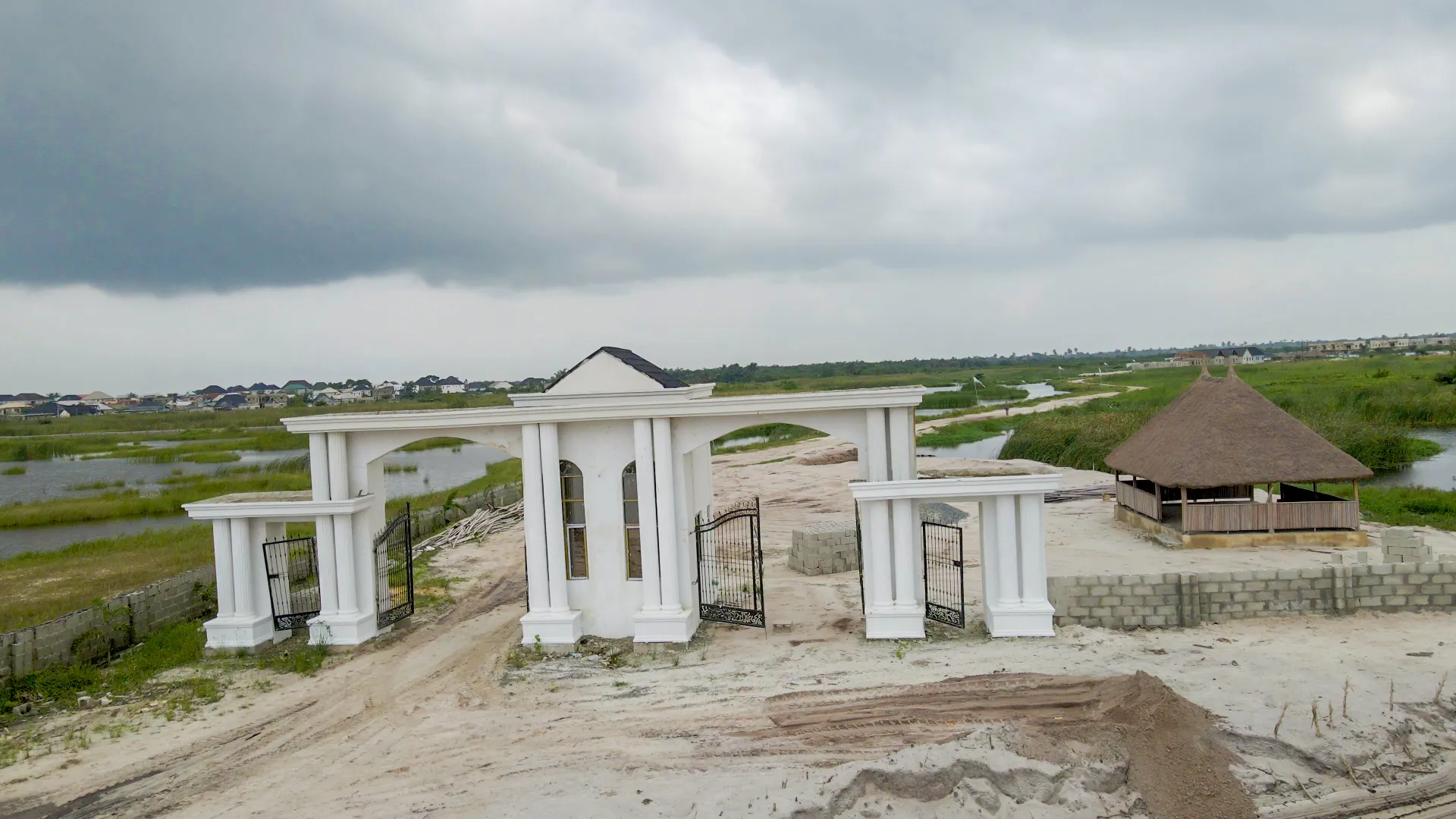 Penthouse Garden Estate, Lakowe – 600 sqm Full Plot.